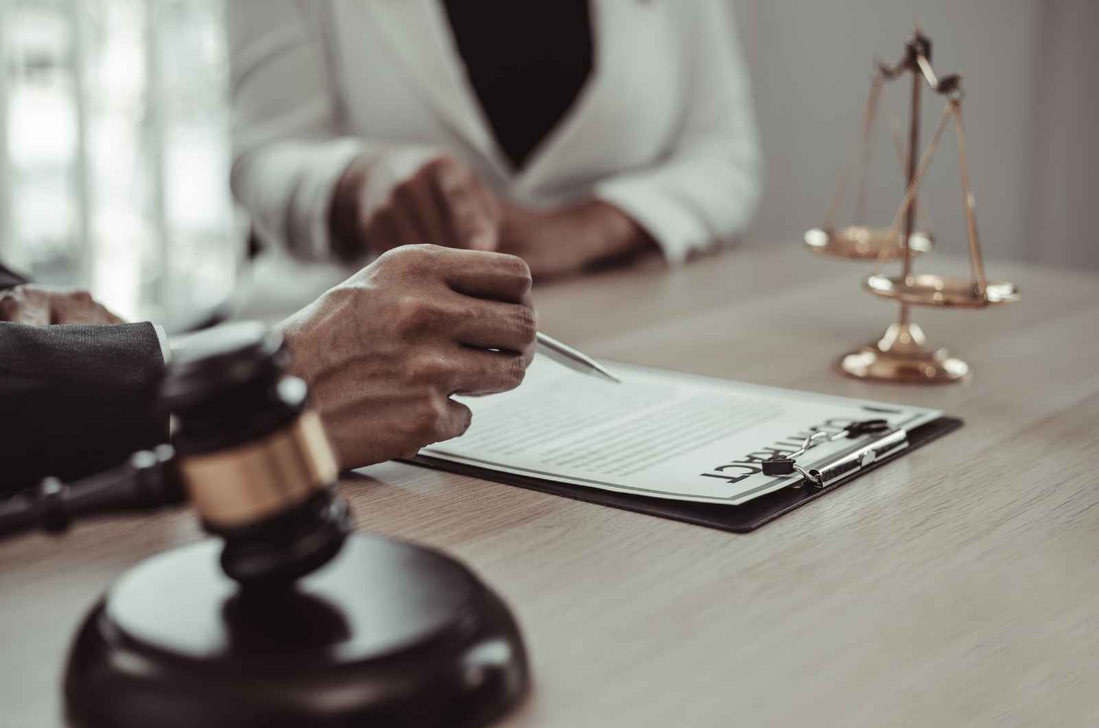 ניווט בסכסוכי משפחה: כיצד עורך דין דיני משפחה יכול לעזור להגן על זכויותיך?
